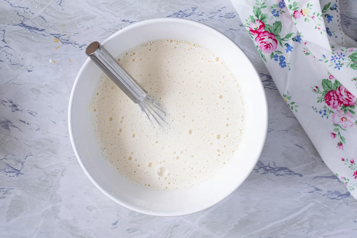 Milhojas de crema pastelera 4 añadimos la leche de la crema del milhojas de crema pastelera *