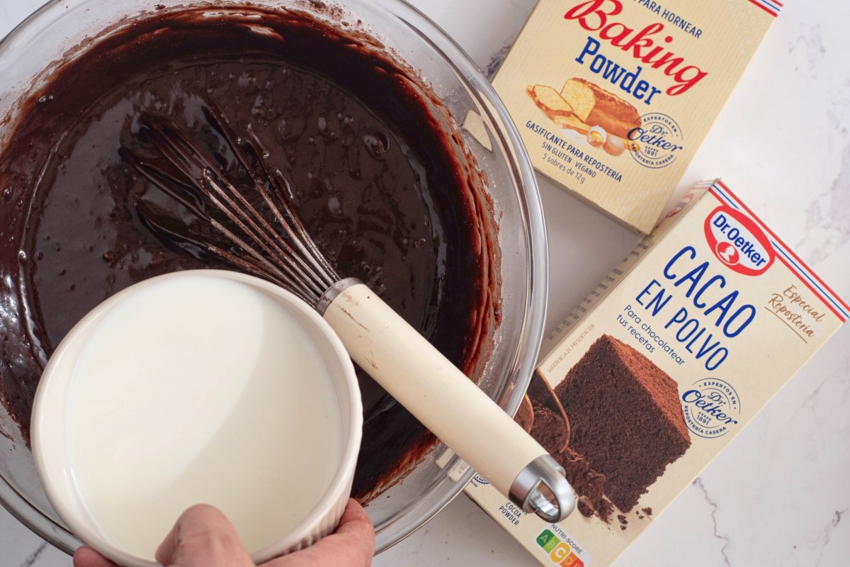 Añadimos la leche de la tarta de cumpleaños Dr. Oetker