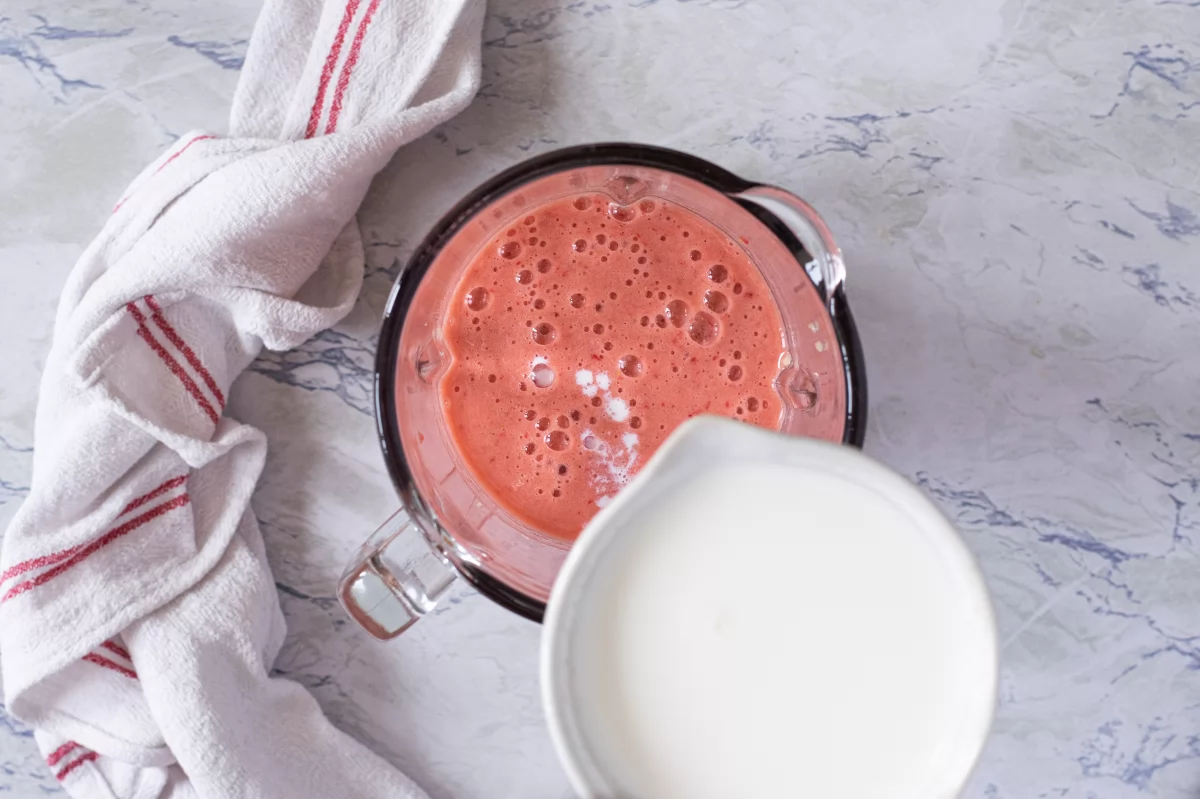 Añadimos la leche del batido de fresa y plátano