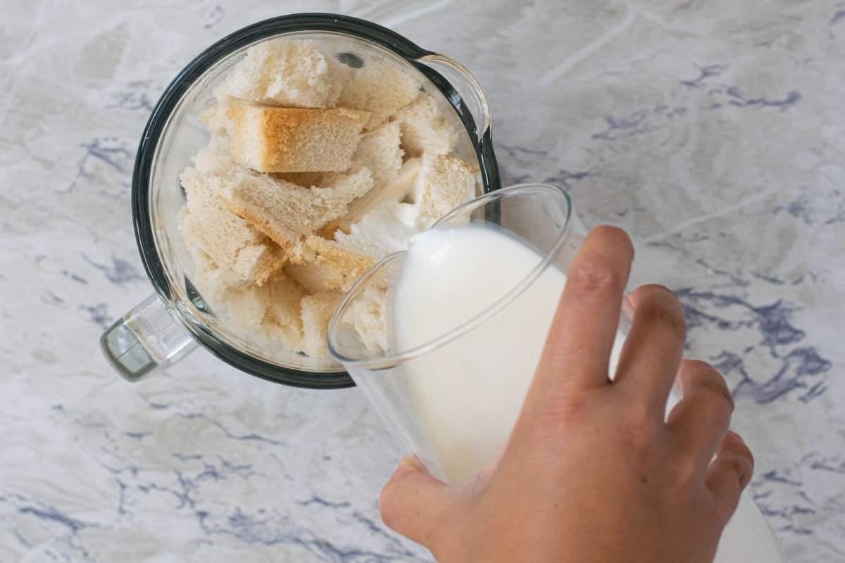 Añadimos la leche del budín de pan