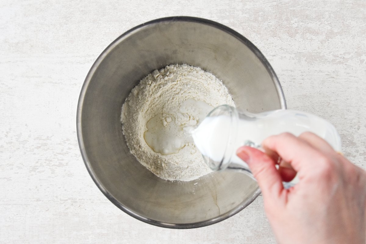 Añadimos la leche templada