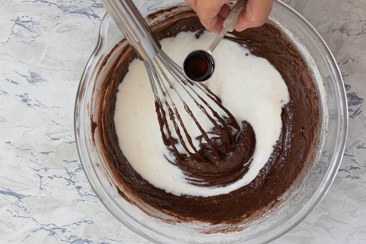 Añadimos la leche y la vainilla del plum cake de chocolate