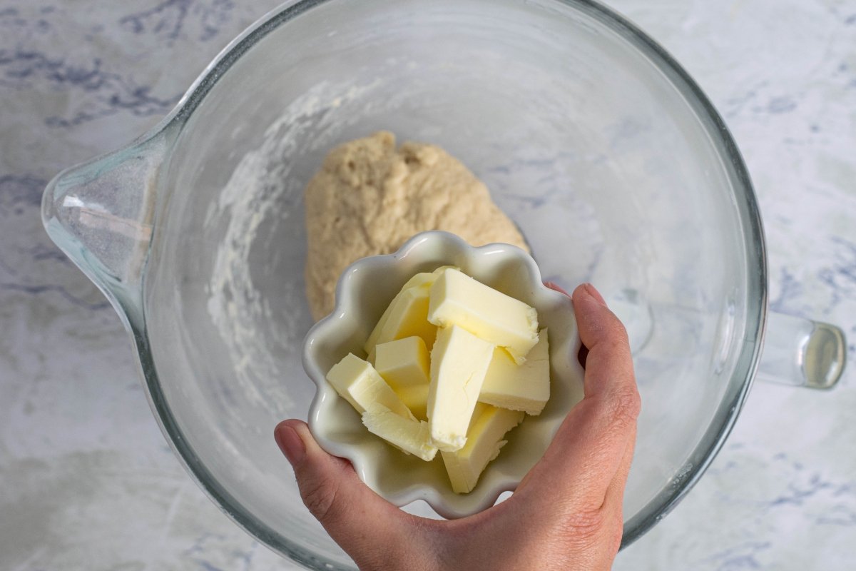 Añadimos la mantequilla a la masa del babka