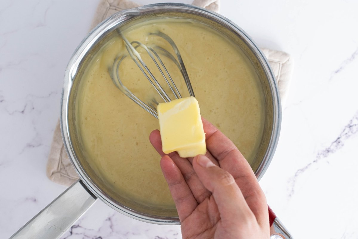 Añadimos la mantequilla de la crema pastelera de la crema frangipane