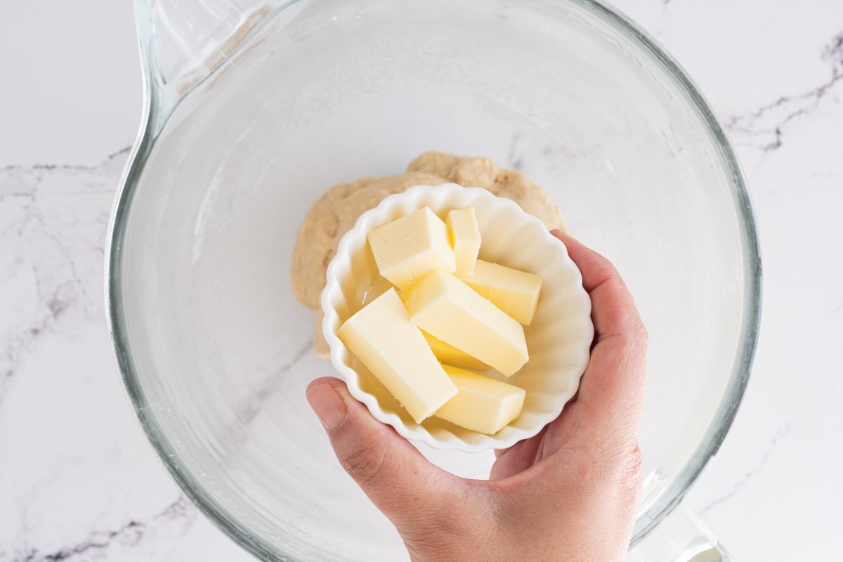 Añadimos la mantequilla de la torta de nata