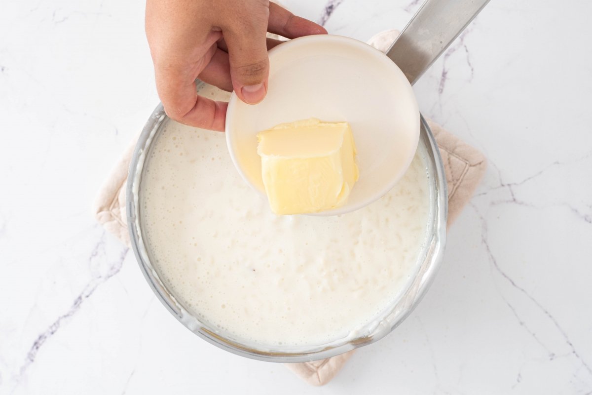 Añadimos la mantequilla del arroz con leche asturiano