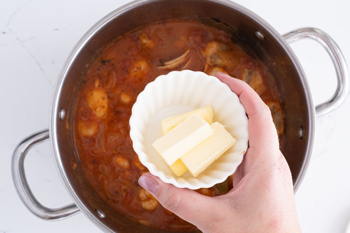 Añadimos la mantequilla del cioppino