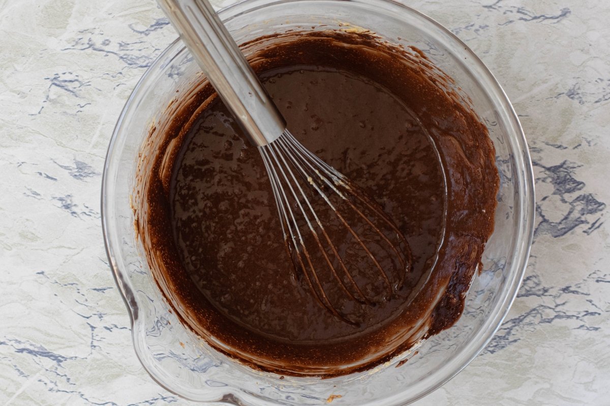 Añadimos la mezcla de cacao a la masa del plum cake de chocolate