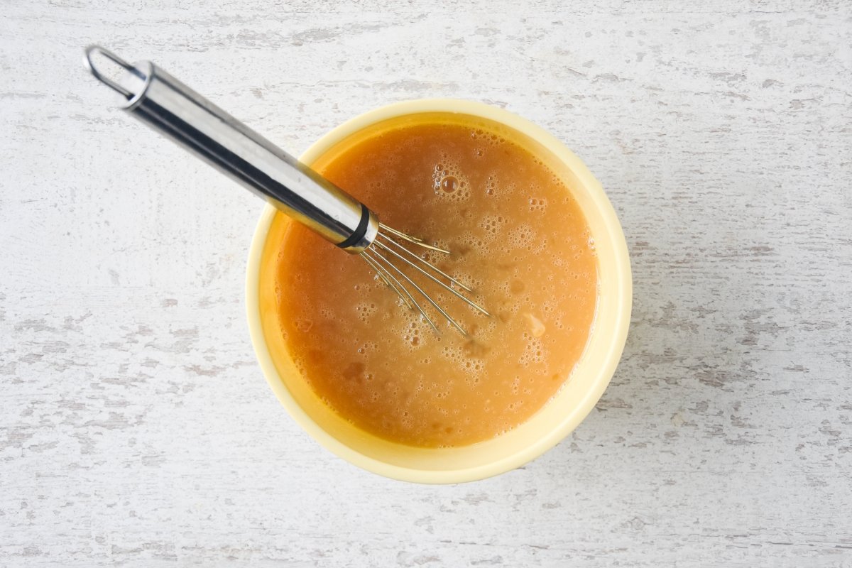 Añadimos la miel a la mezcla de leche y huevos