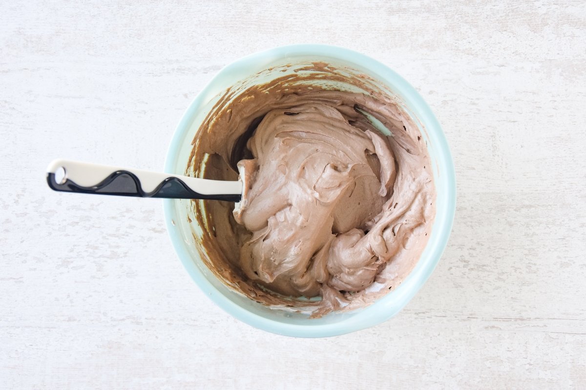 Añadimos la nata a la mezcla de chocolate