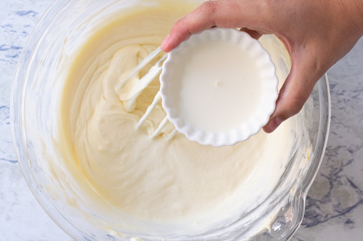 Add the cream of the baked cheesecake