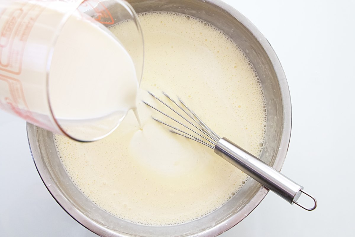 Añadimos la nata de la tarta de queso al horno