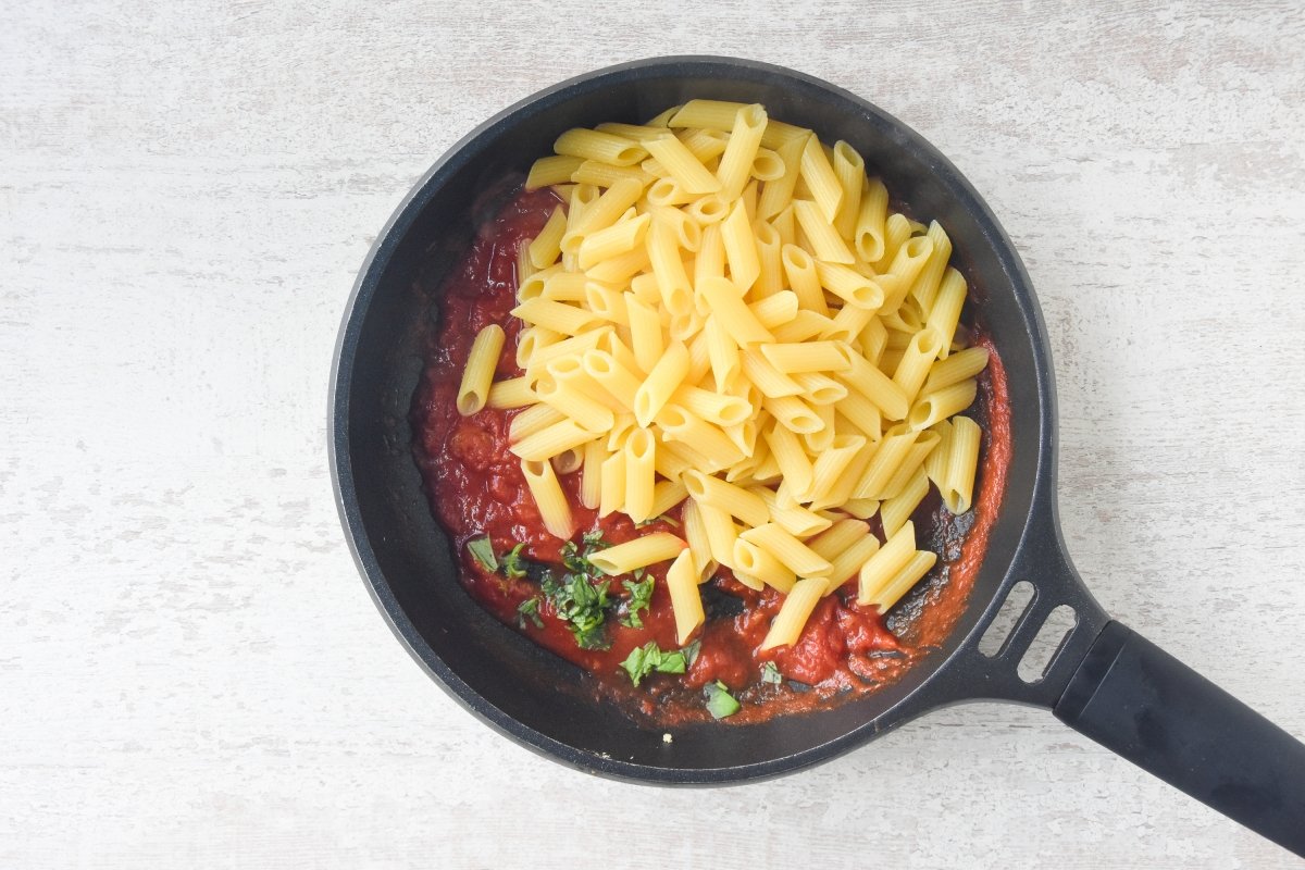Añadimos la pasta hervida a la salsa de tomate