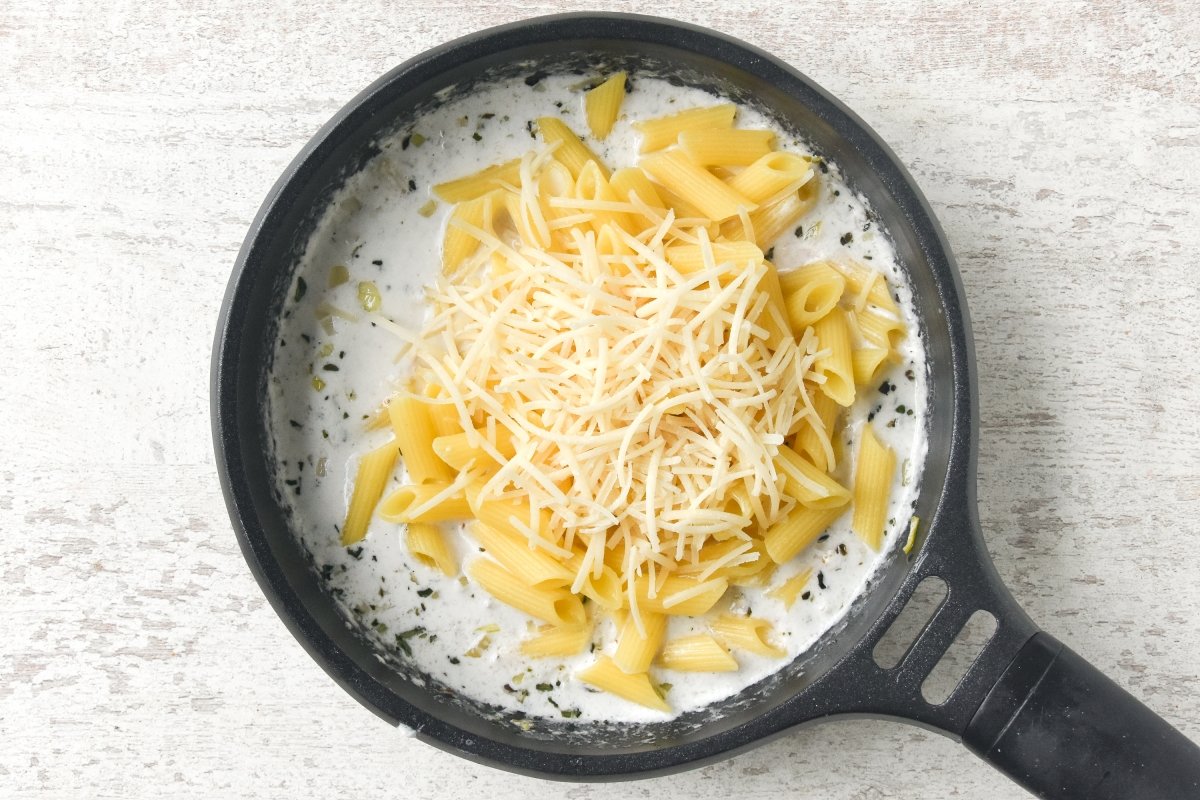 Añadimos la pasta y el queso
