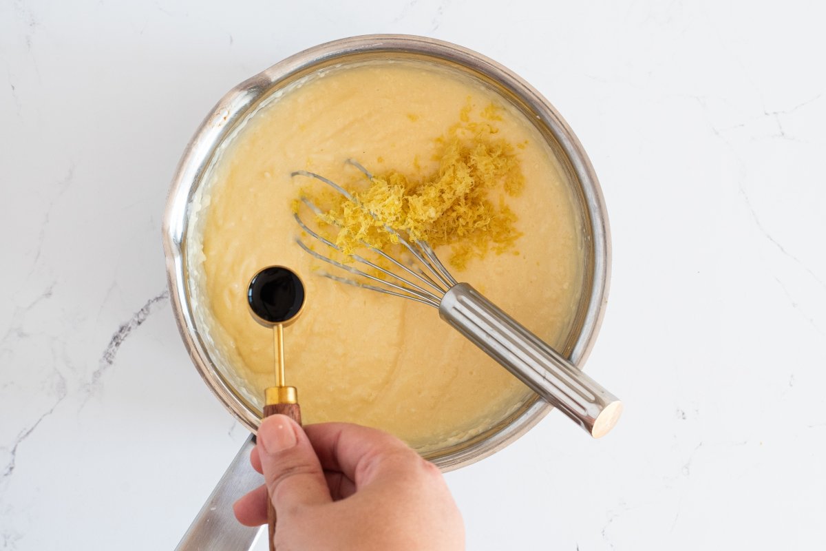 Añadimos la ralladura de limón y la vainilla