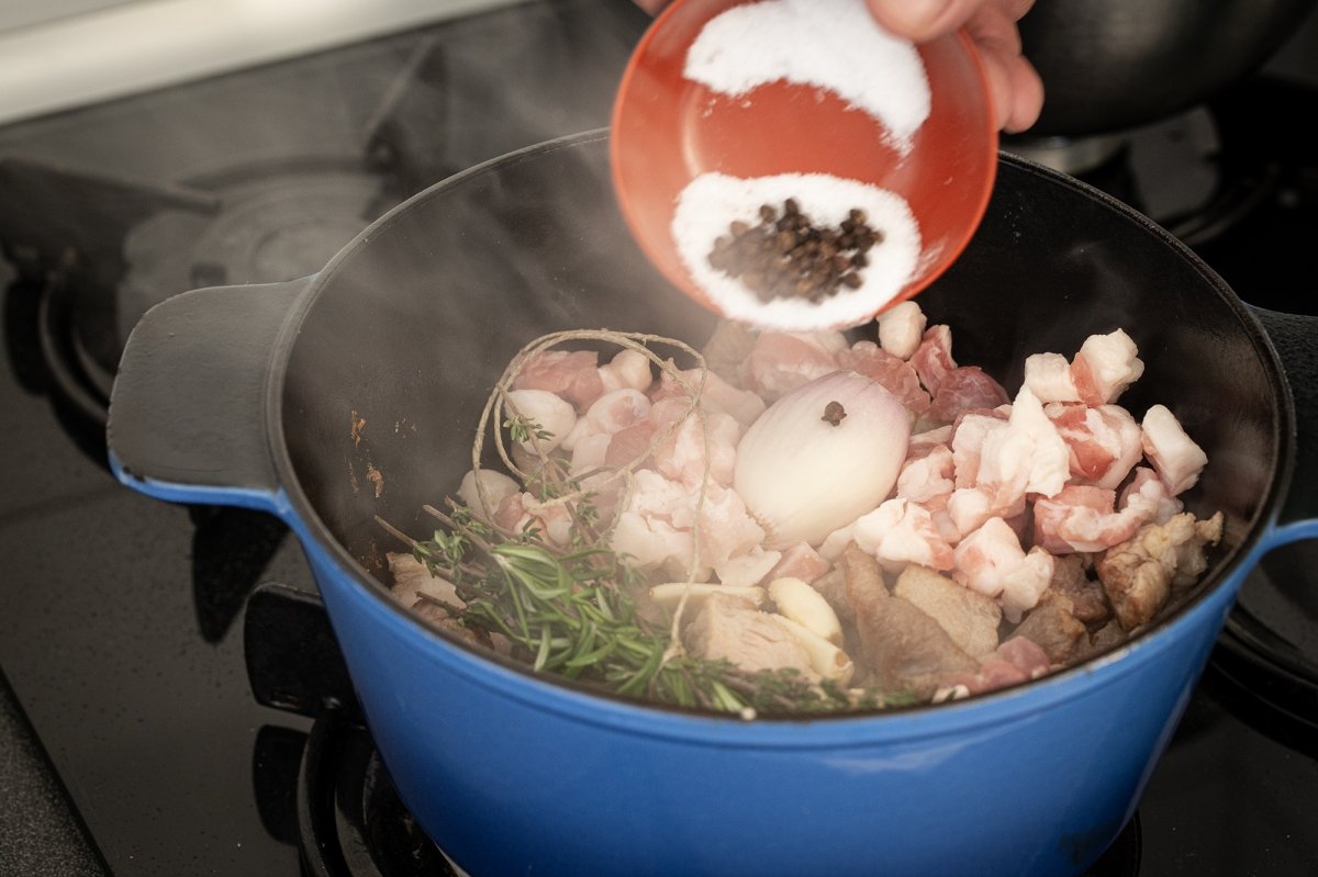 Añadimos la sal y la pimienta negra en grano