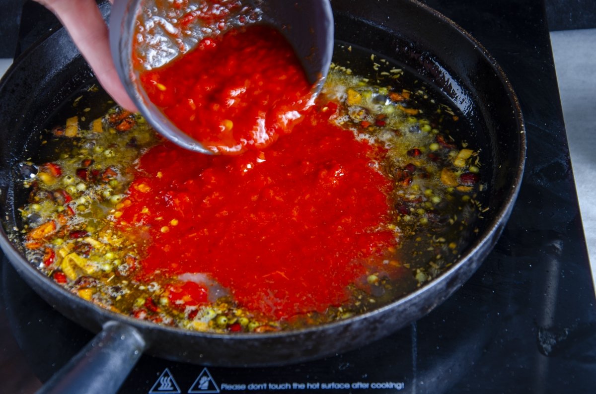 Añadimos la salsa de pimientos a la salsa harissa