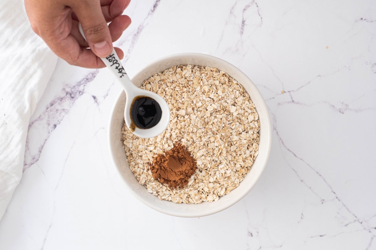 Añadimos la vainilla a la avena de la avena nocturna