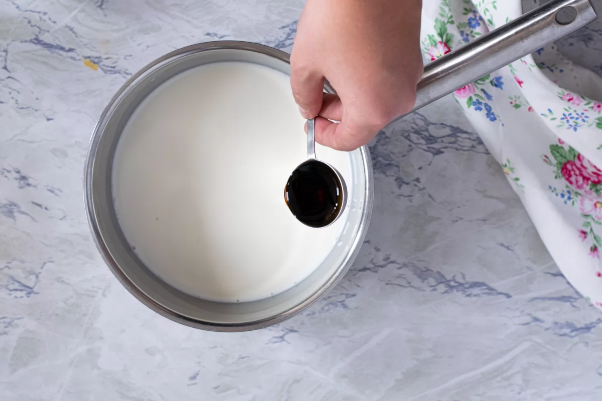 Milhojas de crema pastelera 2 añadimos la vainilla de la crema del milhojas de crema pastelera *