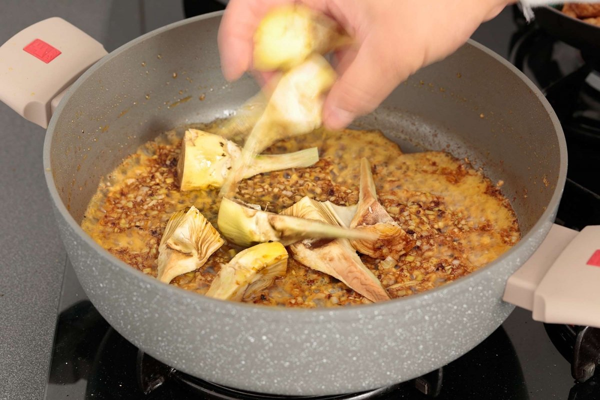 Añadimos las alcachofas al sofrito del arroz