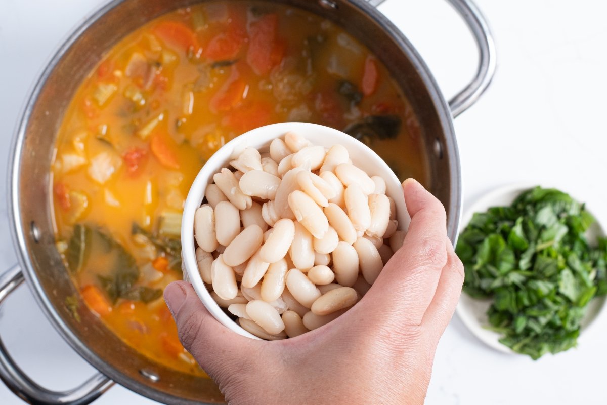 Añadimos las alubias de la ribollita