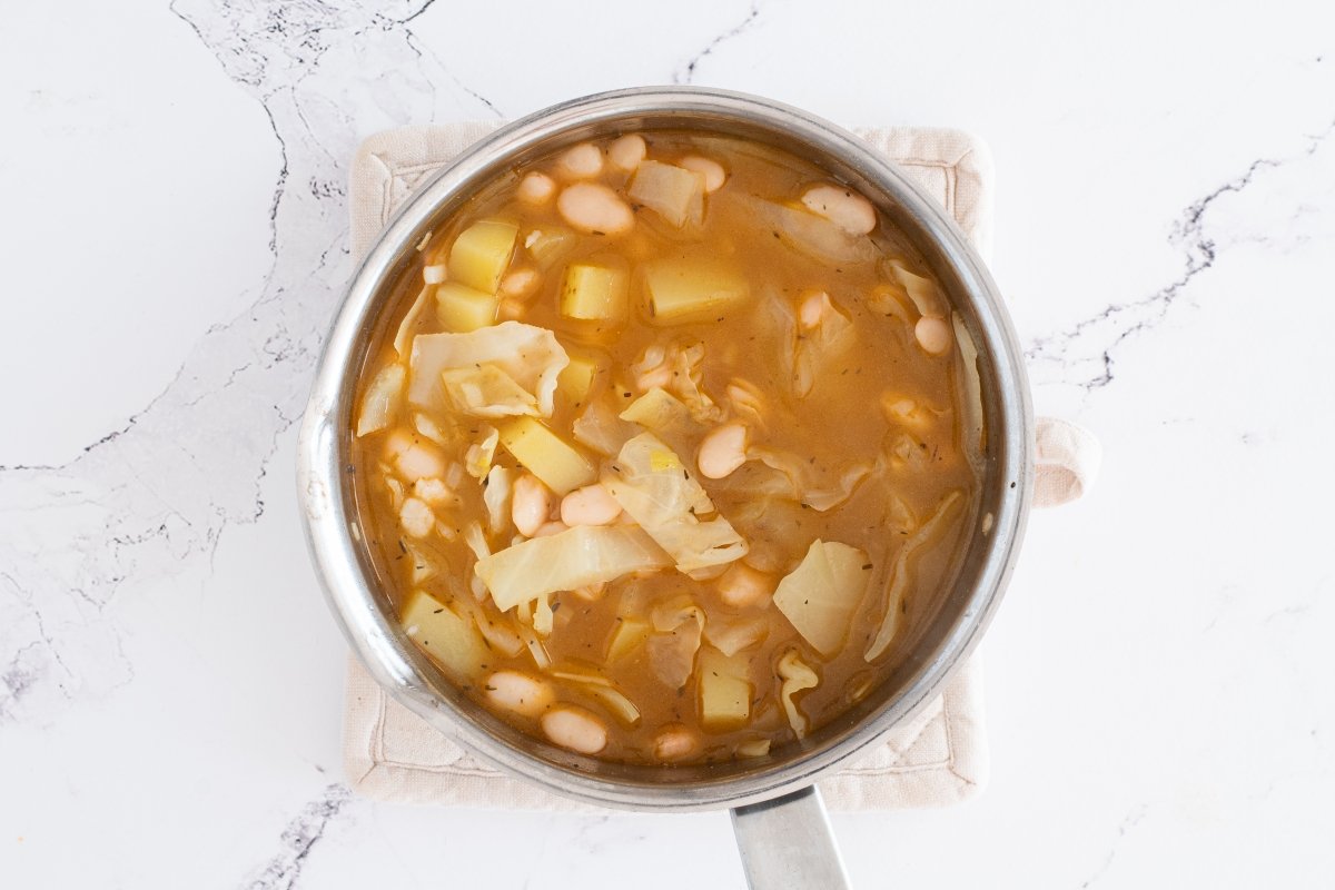 Añadimos las alubias de la sopa de col