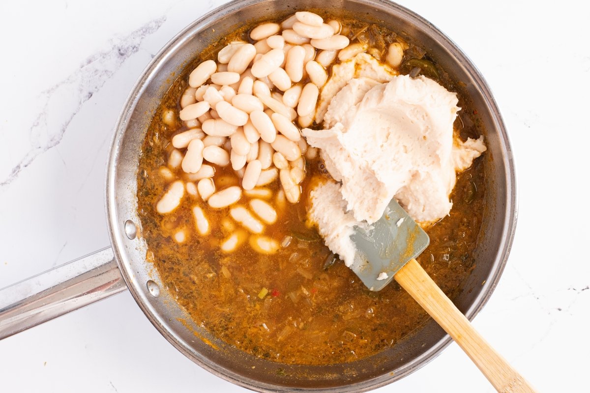 Añadimos las alubias del white chicken chilli
