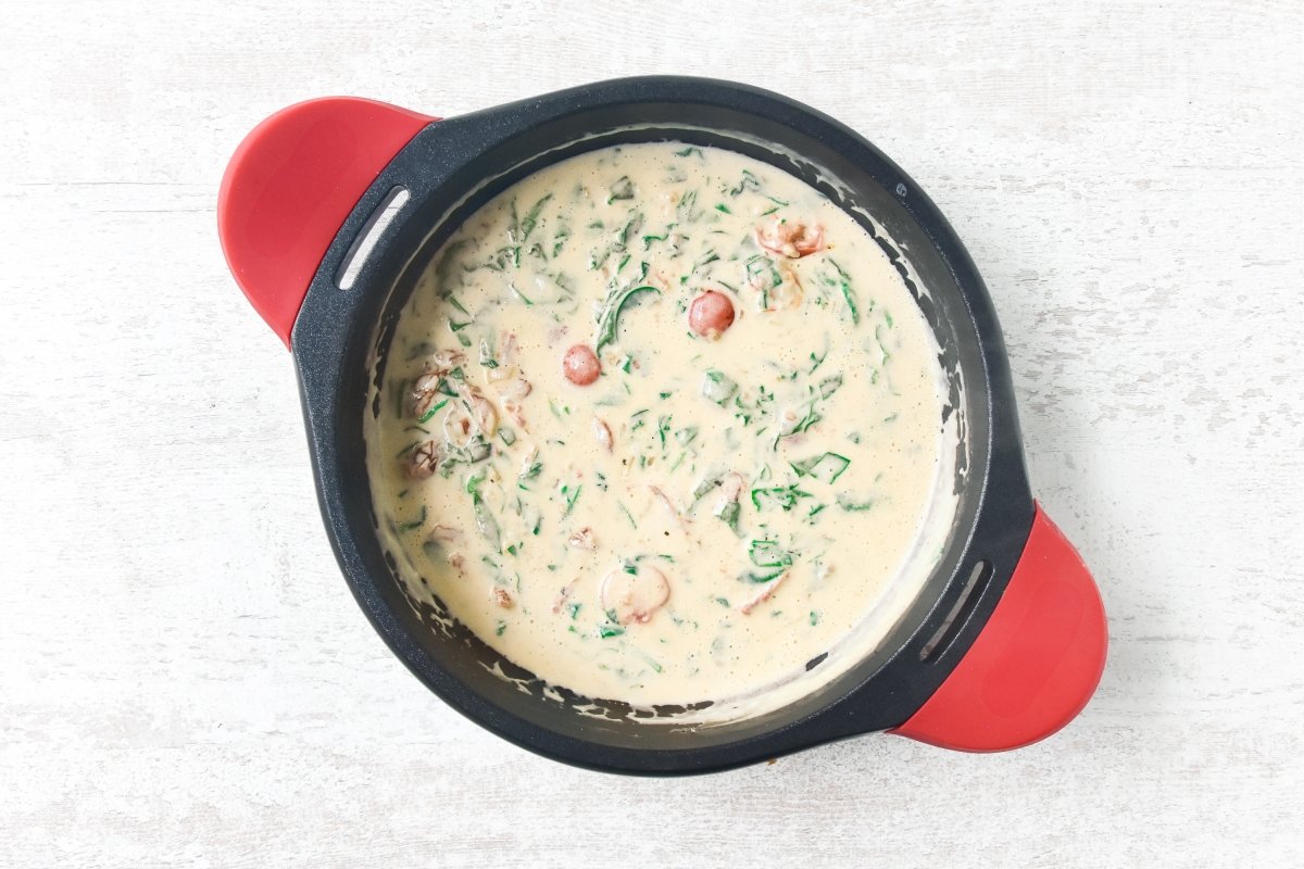 Añadimos las espinacas y el queso a la salsa