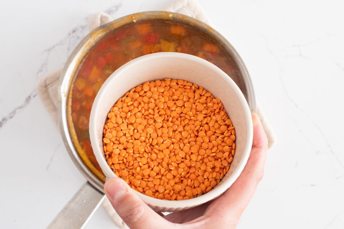 Añadimos las lentejas de las lentejas rojas con verduras