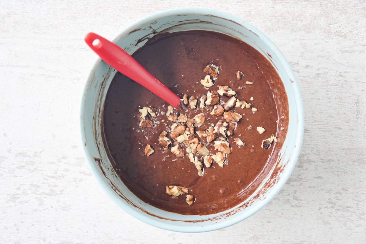 Añadimos las nueces troceadas a la masa