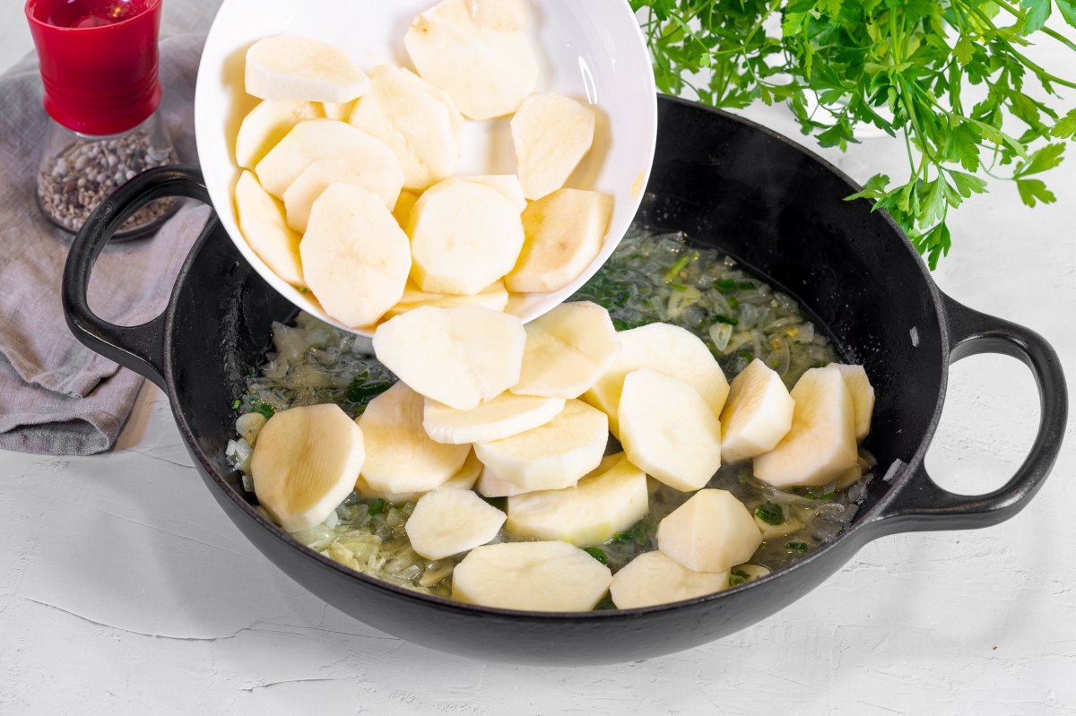 Añadimos las patatas para hacer patatas en salsa verde