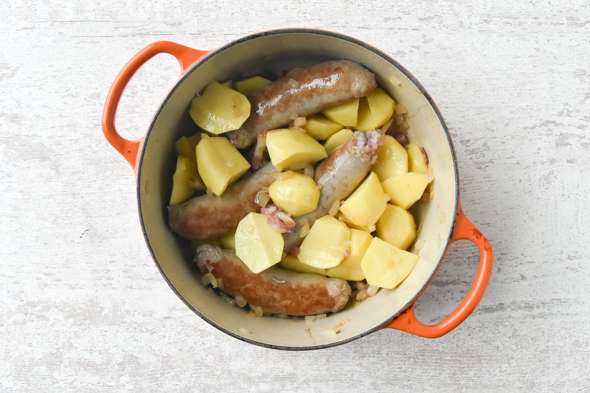 Añadimos las patatas y las salchichas