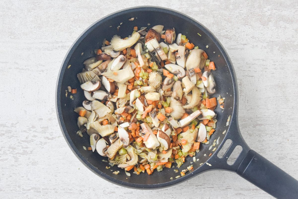 Añadimos las setas cortadas a las verduras