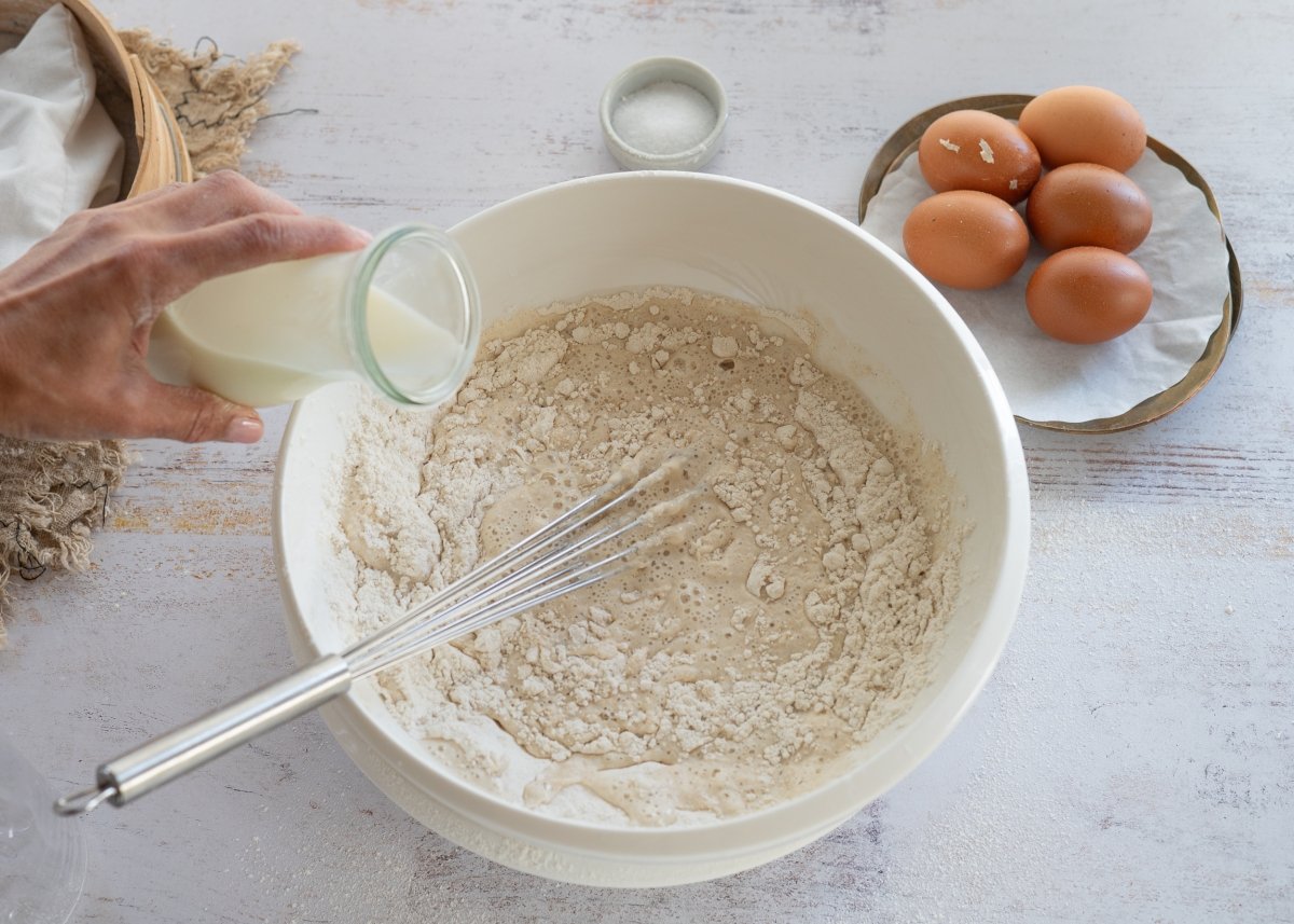 Añadimos leche a las filloas gallegas