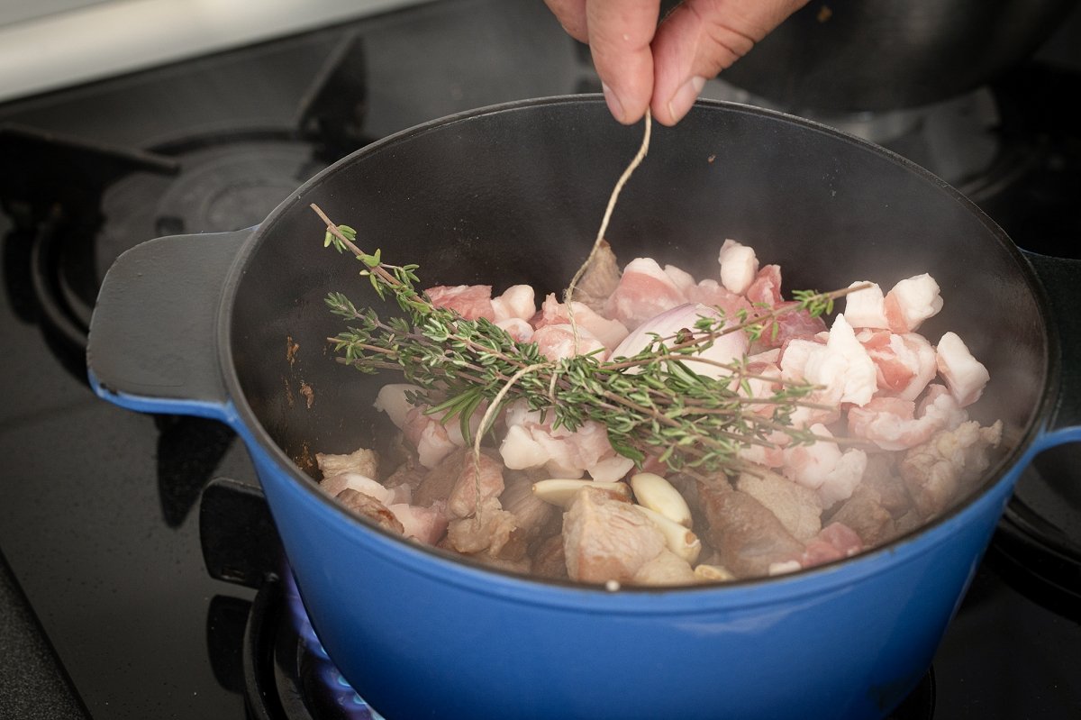Añadimos los ajos y el bouquet garni