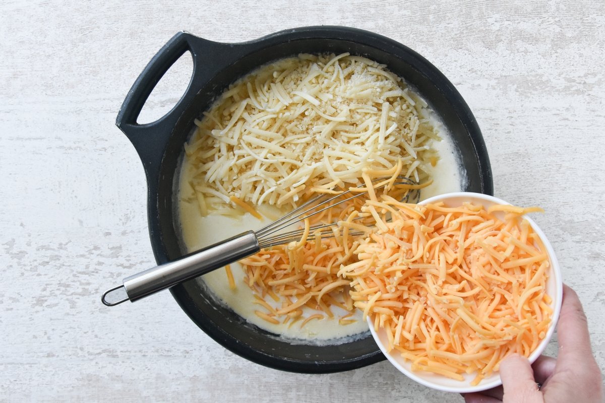 Añadimos los dos tipos de queso rallado