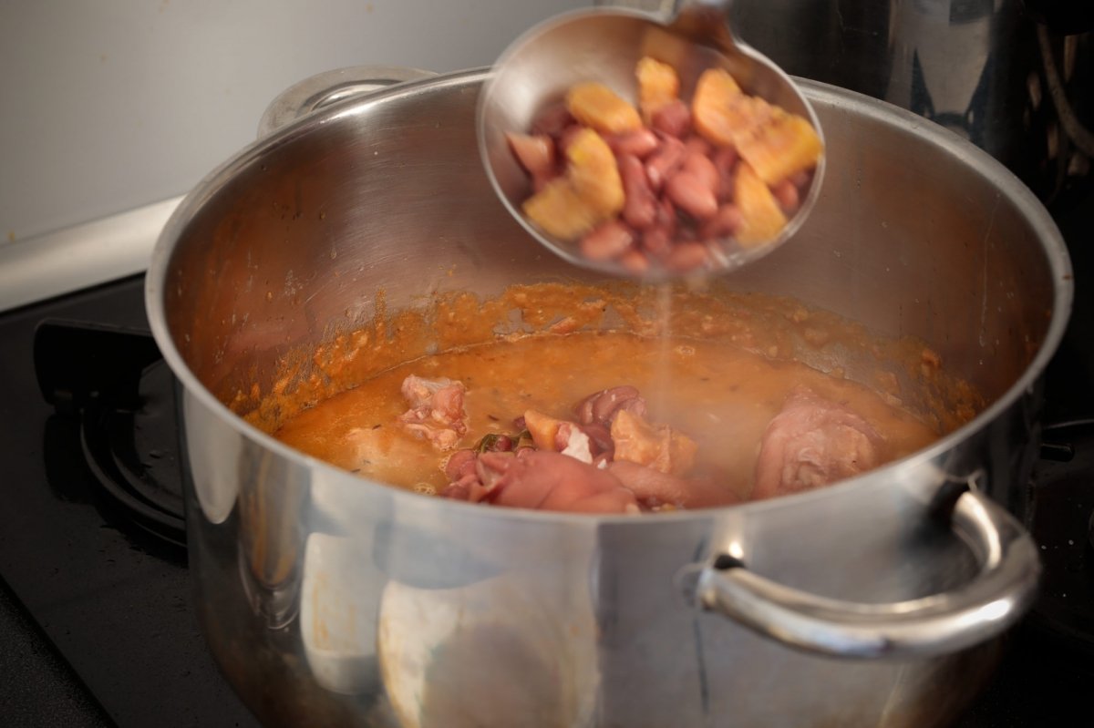 Añadimos los frijoles con un poco de caldo