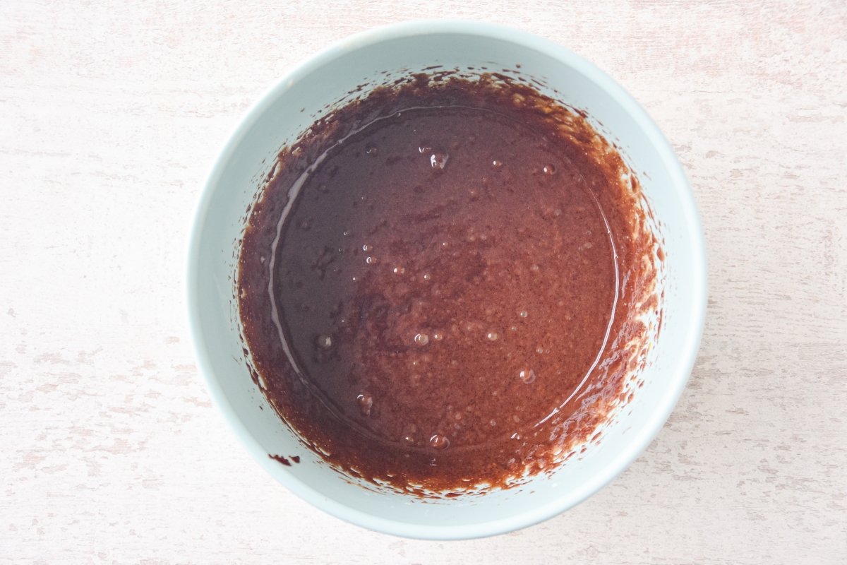 Añadimos los huevos a la mezcla de chocolate