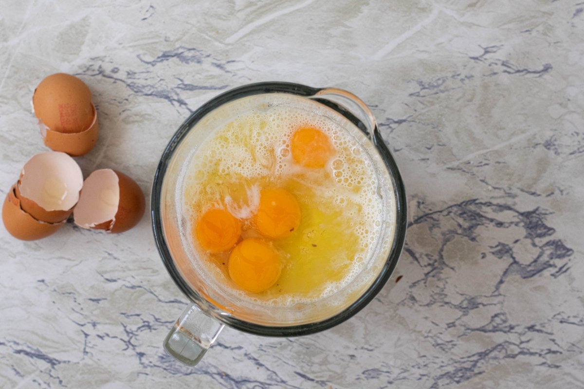 Añadimos los huevos al budín de pan