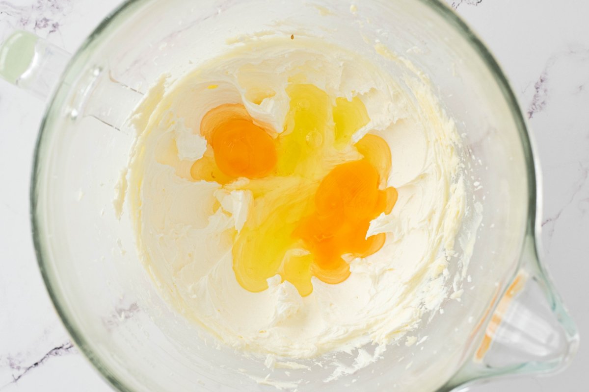 Añadimos los huevos de la crema frangipane