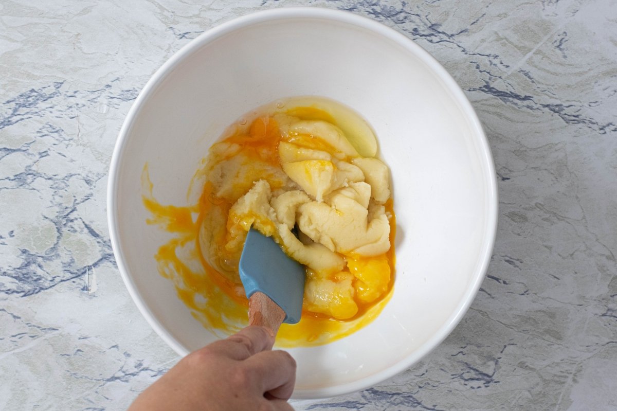 On ajoute les œufs de la pâte à profiterole avec la crème