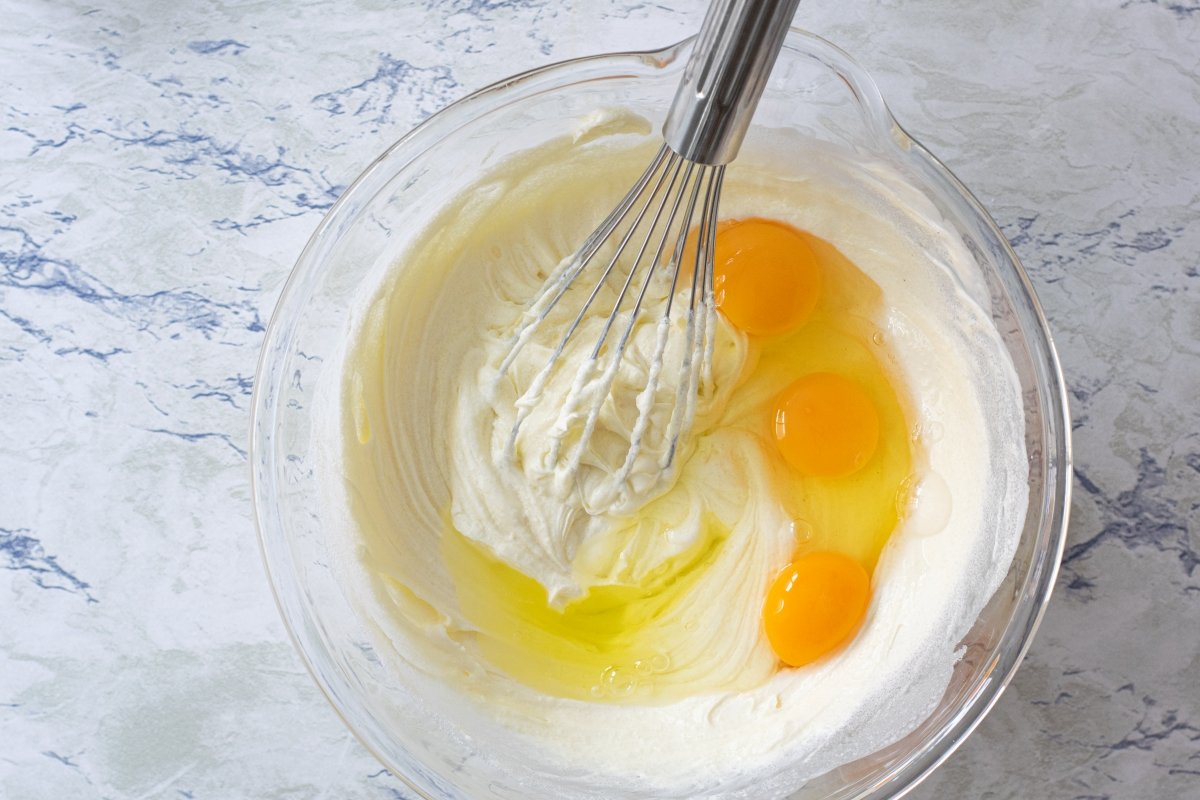 Add the eggs of the New York Cheesecake