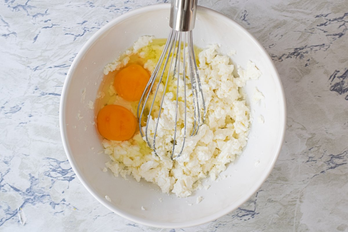 Añadimos los huevos de la quesada pasiega