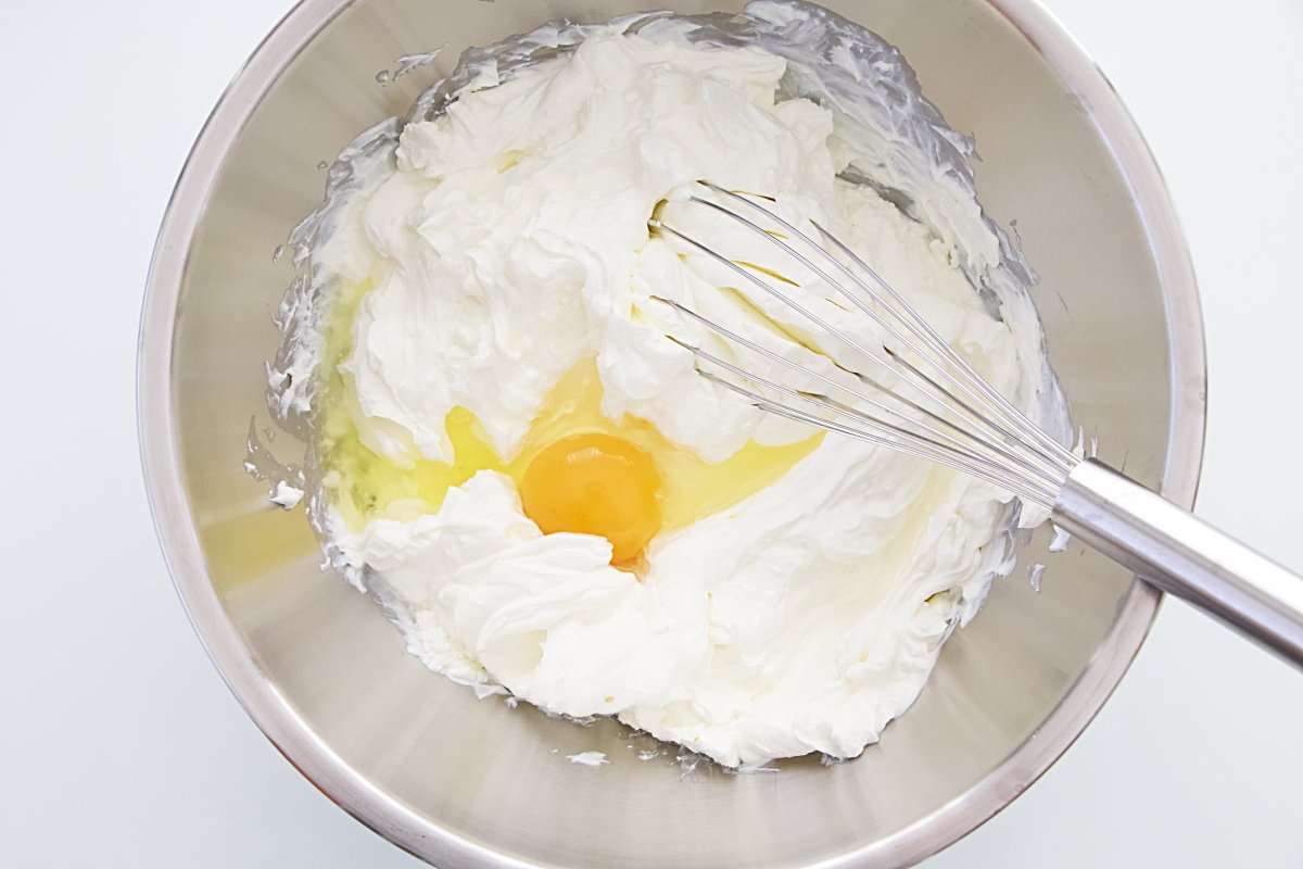 Añadimos los huevos de la tarta de queso al horno