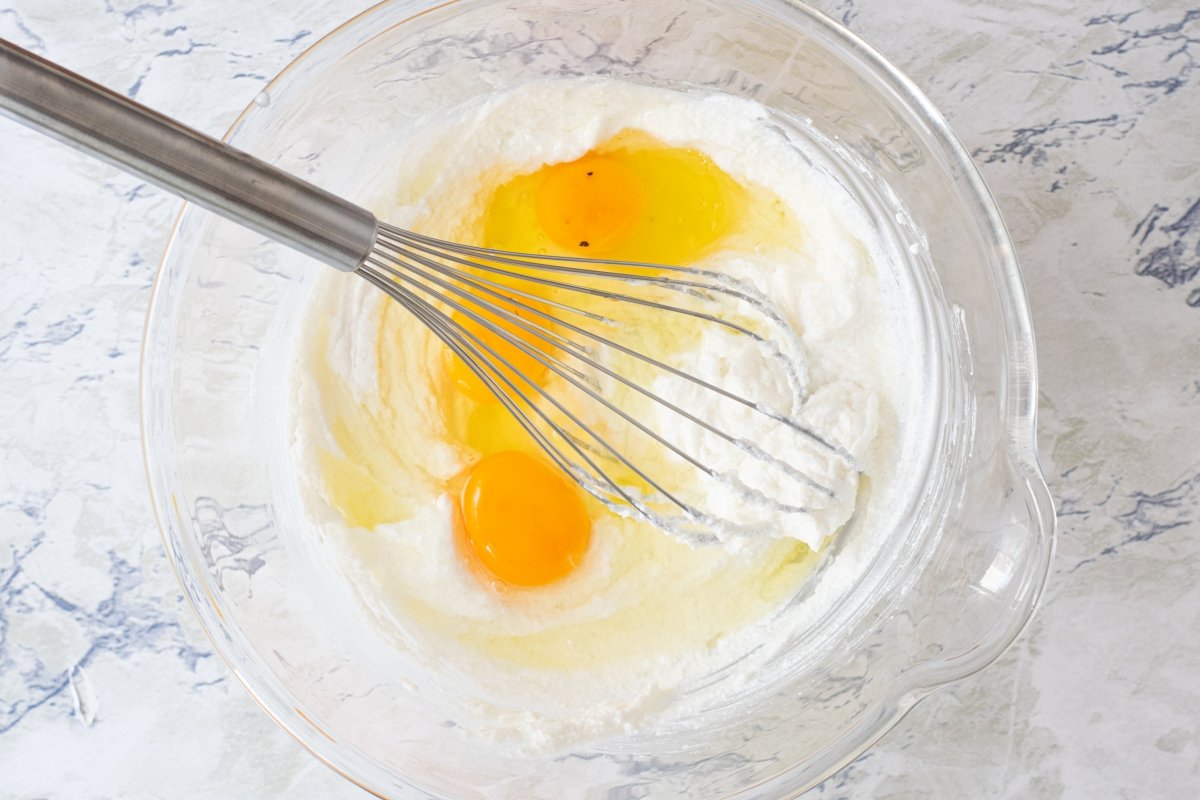 Add the eggs of the ricotta tart