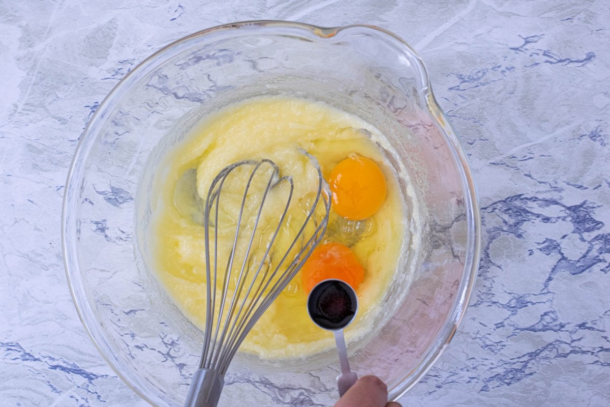 Añadimos los huevos y la vainilla de los muffins con pepitas de chocolate