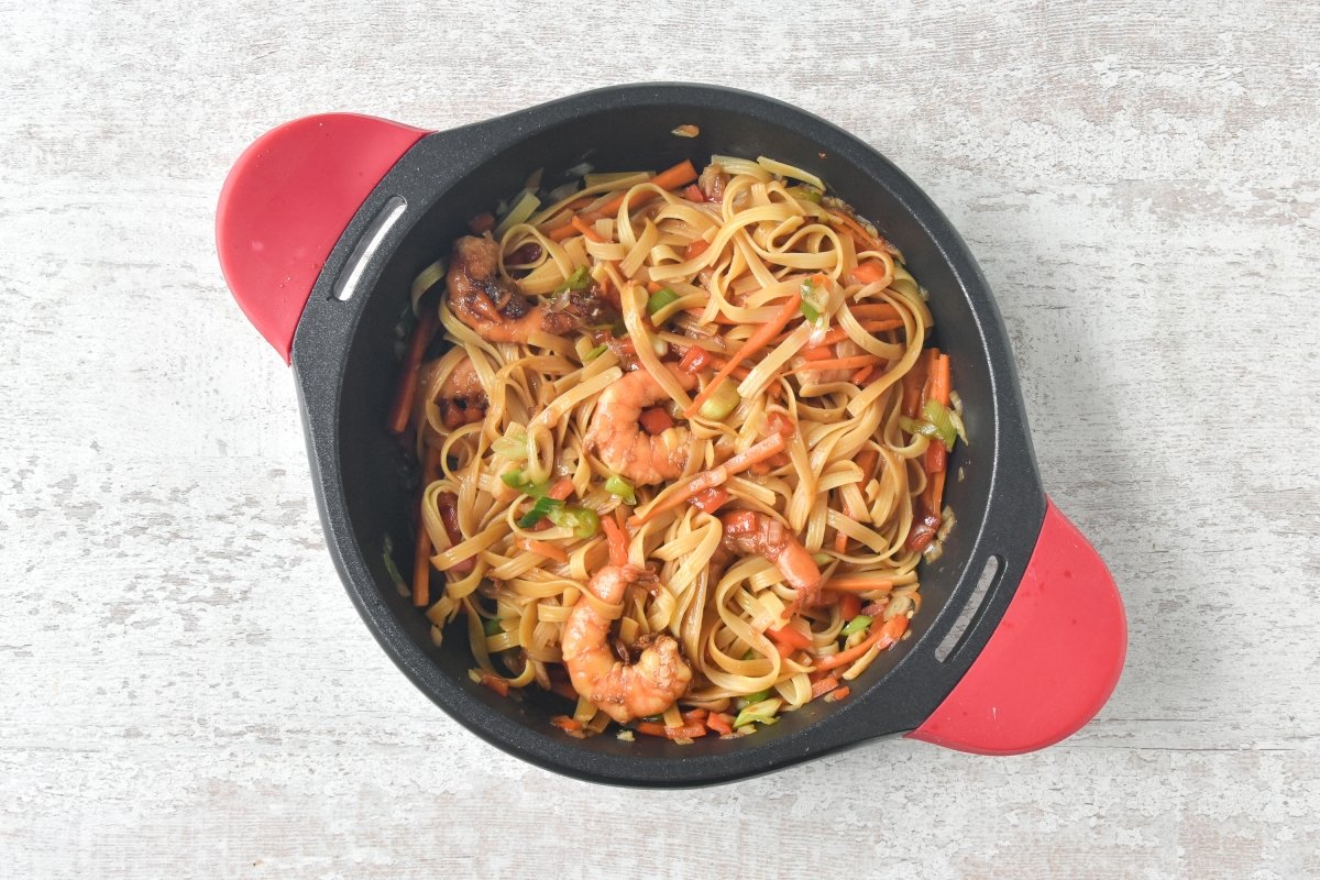 Añadimos los tallarines, las gambas y la salsa