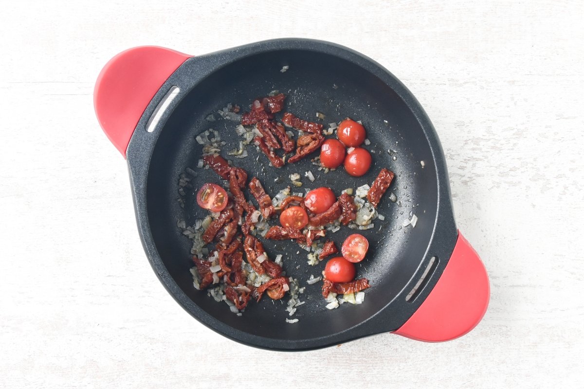 Añadimos los tomates secos y los tomates Cherry