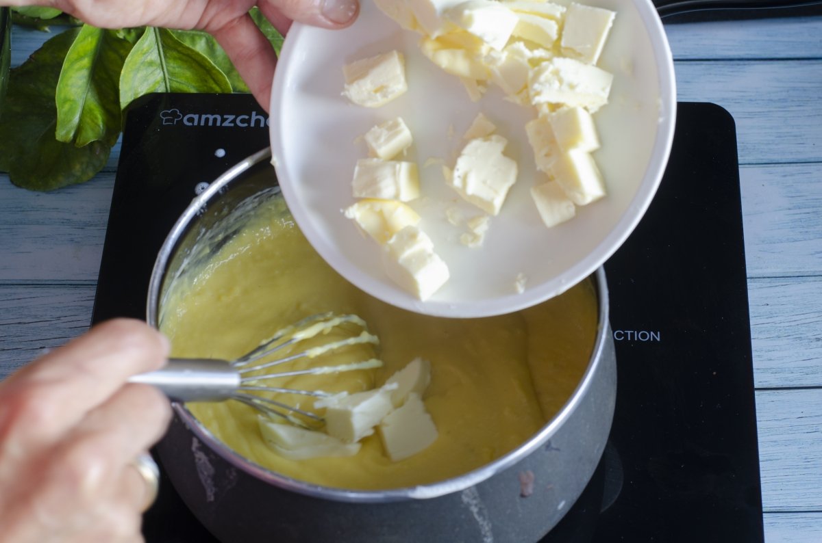 Añadimos mantequilla a la crema de limón