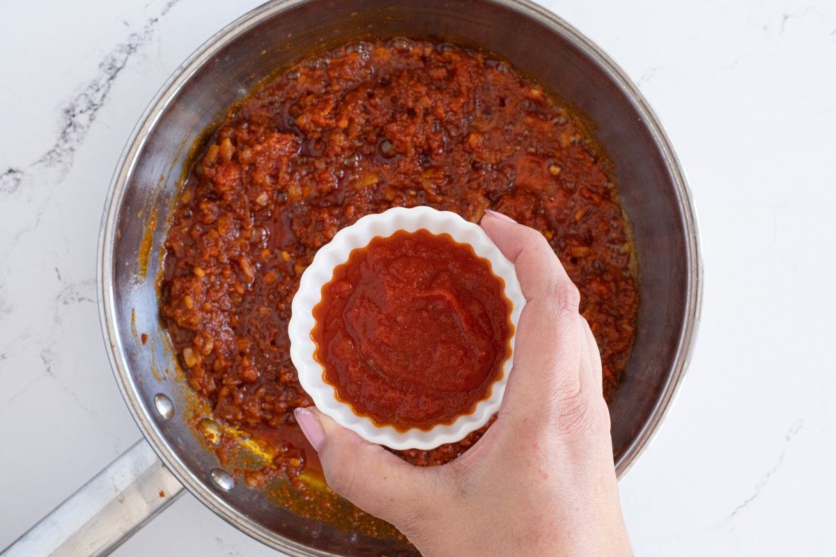 Añadimos y cocinamos el tomate